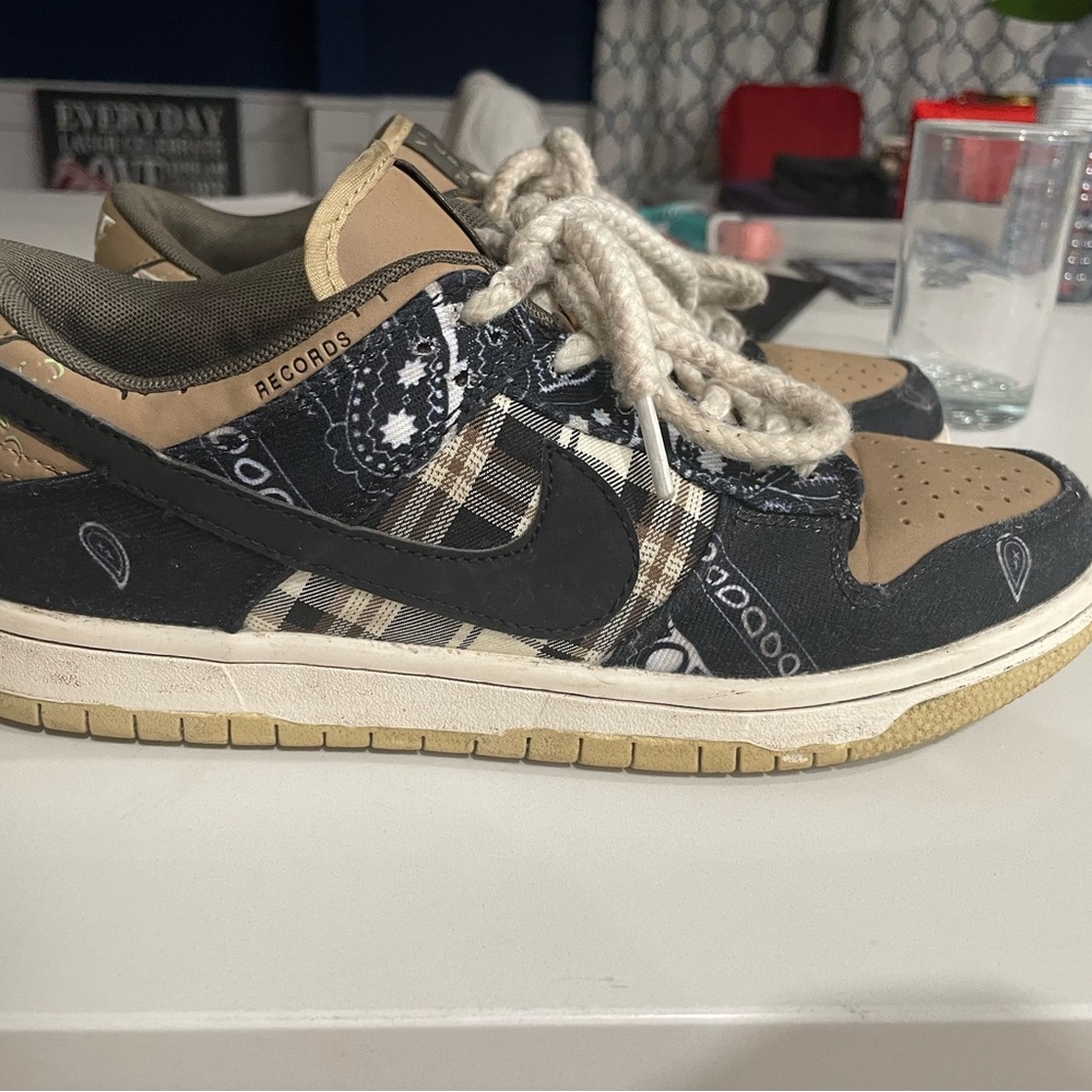 Travis Scoot x Nike SB Dunk Low. Size woman’s 8.5. Got it in August 2022- StockX